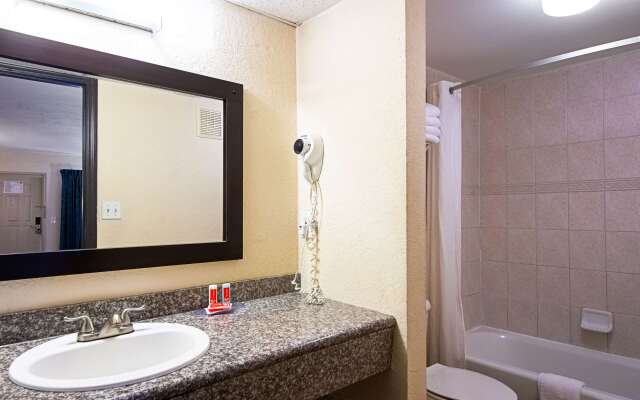 Econo Lodge Inn & Suites