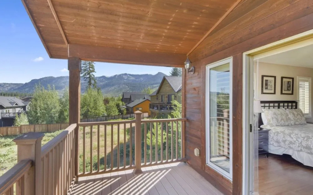 Mule Meadows Classy, Split Level South Tahoe Home!