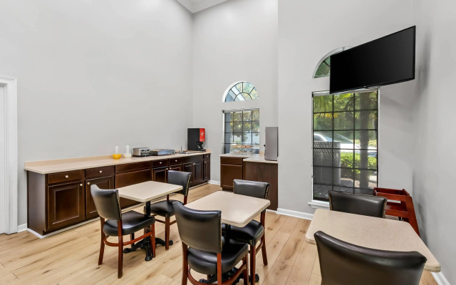 Econo Lodge Inn & Suites Cayce I-26 Airport