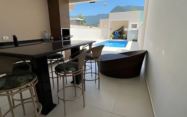 Casa com piscina em Boraceia