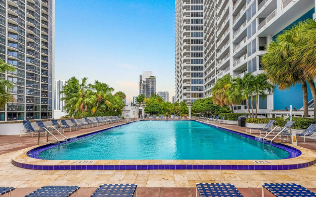Bayfront Gem With Balcony and Pool