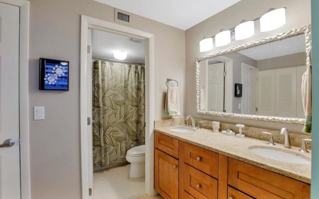 Beachfront Condo With Panoramic Ocean Views and Pool