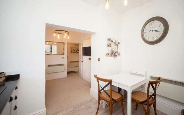 Elegant 1 Bedroom Flat With Period Features in Bristol