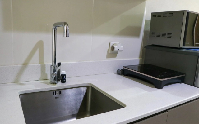 Minimalist and Comfort 1Br at Gold Coast Apartment by Travelio – Bathroom – Jakarta