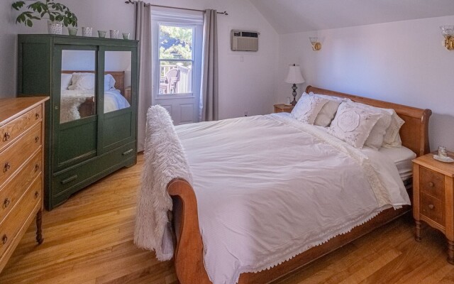 Une Fleur au Bord de l'Eau