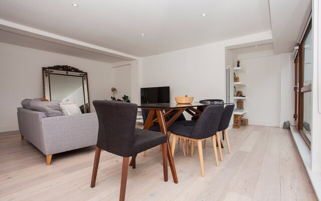 Spacious East London 2 Bedroom Apartment Sleeps 4