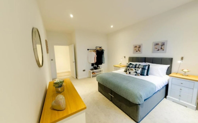Absolute Stays on Grosvenor- Free Wifi Families Contractors Longshort Stays