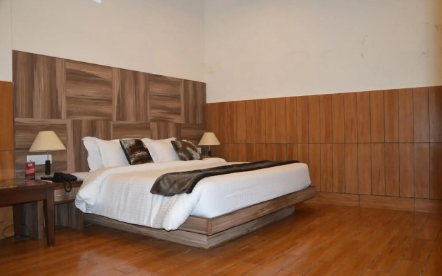 Hotel Seven Oaks