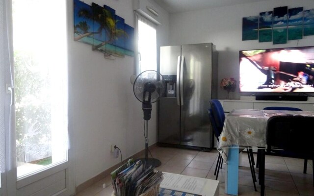 Apartment With 2 Bedrooms in Villeneuve-lès-avignon, With Pool Access,