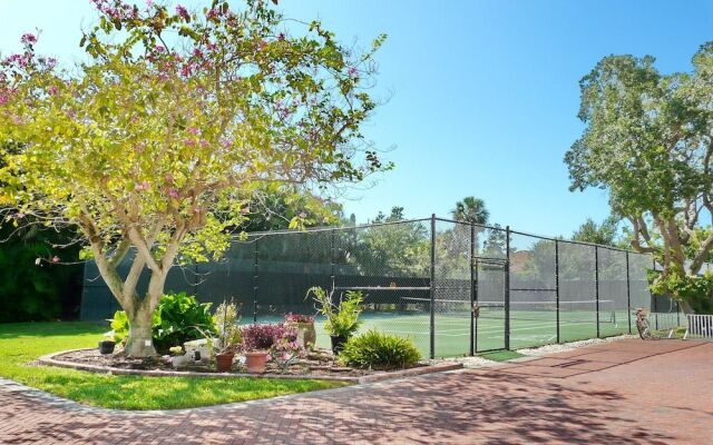 Stylish Condo Across From South Beach