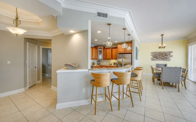 Penthouse Luxury - Exquisite Oceanside Condo