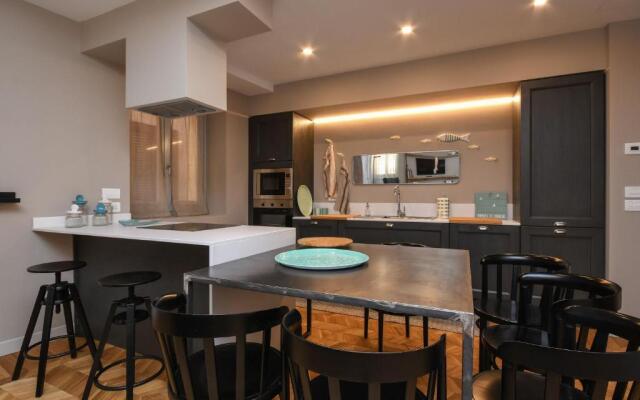 Top Luxury Modern Apartment By The Lake