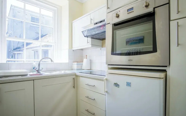 5 Belle Vue Court - 2 Bedroom Apartment - Tenby