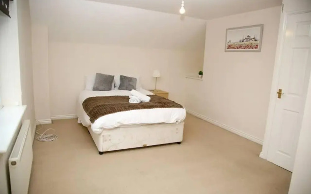 8 Guests - 4 Bedrooms - Parking - Garden