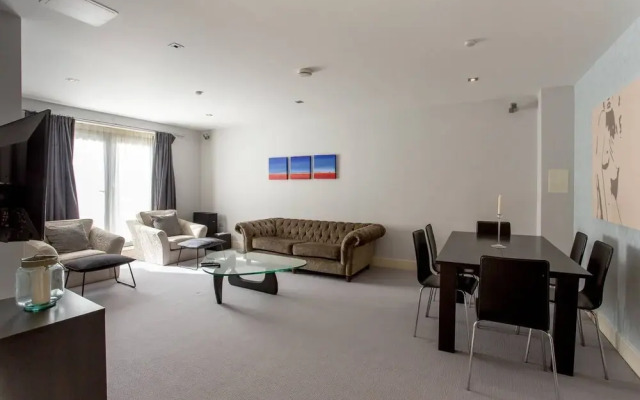 Stylish 2bed Apt With Free Parking/elevator