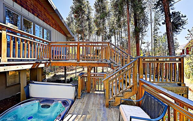 Charming & Warm Private 'in-Town' Home by RedAwning