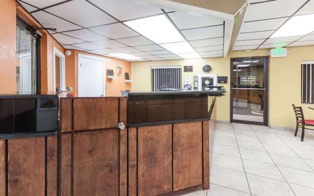 Super 8 by Wyndham Clinton