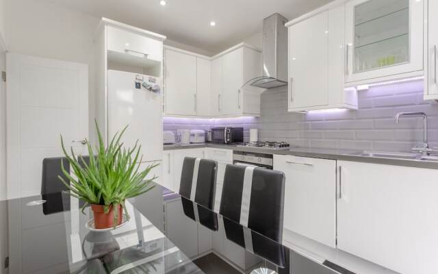 3 Bedroom House In Tooting With Garden