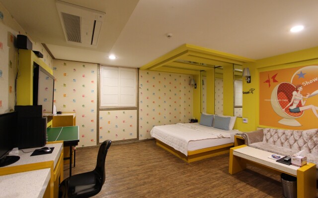 Show Motel
