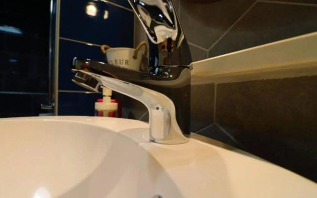 Room Emma,between bus and train station,Netflix,speed Wi-Fi