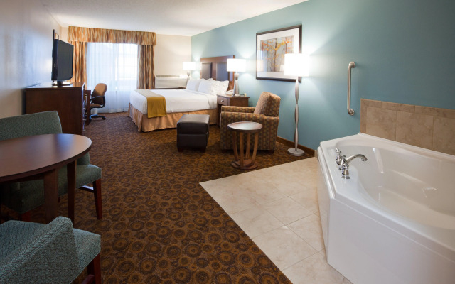 Holiday Inn Express Hotel & Suites St. Cloud by IHG