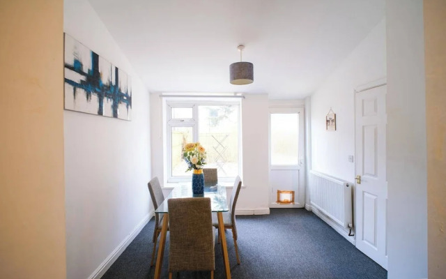 4 Bed House Sleeps 7-free Parking- Contractors