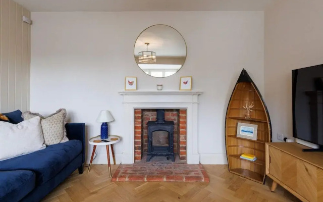 Chic 4-bed Coastal Retreat in Heart of Bosham