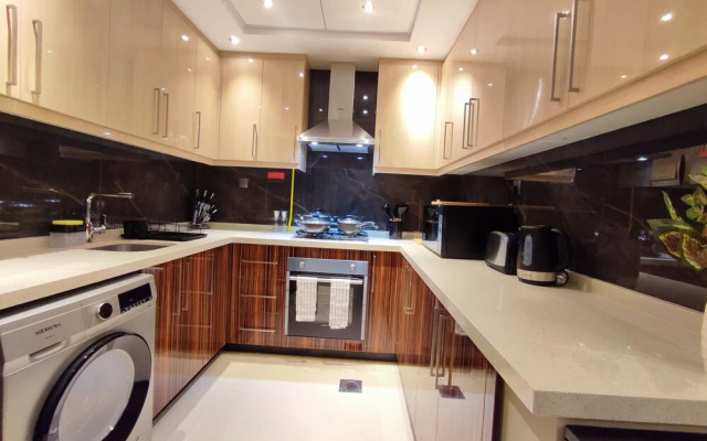 SuperHost - Downtown Apartment With Charming Park Views