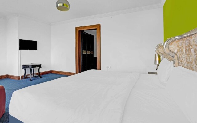 OYO Townhouse 808 Royal Palms Shared Serviced Apartment