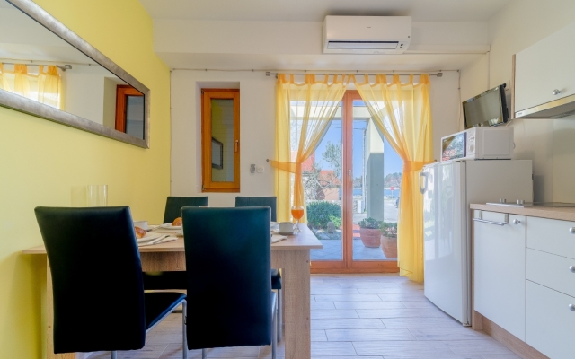 Apartment Bosko - 30m from the sea with parking: A3 Nin, Zadar riviera