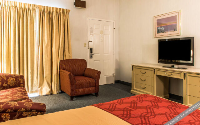 Econo Lodge Inn & Suites White Haven