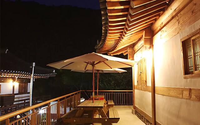 Hongcheon Giwajip View Pension