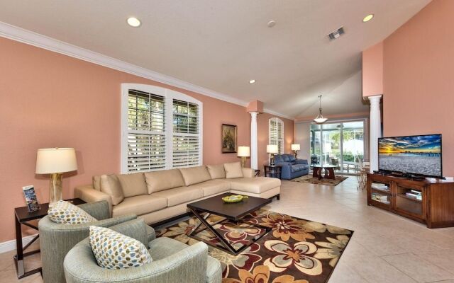 Tuscan Vacation Rental. Stylish 3-Bedroom Getaway Near Vanderbilt Beach Enjoy a Private Pool, Spacious Layout, and Modern Comforts Perfect for Families, Groups, and Pet-Friendly Stays