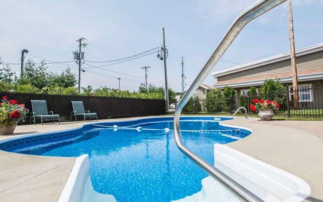 Econo Lodge Inn & Suites