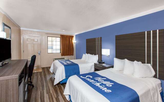 Days Inn & Suites by Wyndham Braunig Lake