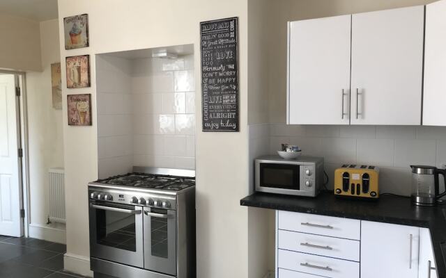 Welcoming Spacious 2-bedroom House in St Helens