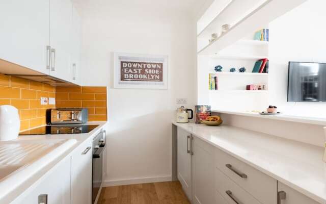 The Kensington Grove - Stylish 2BDR Flat with Private Patio