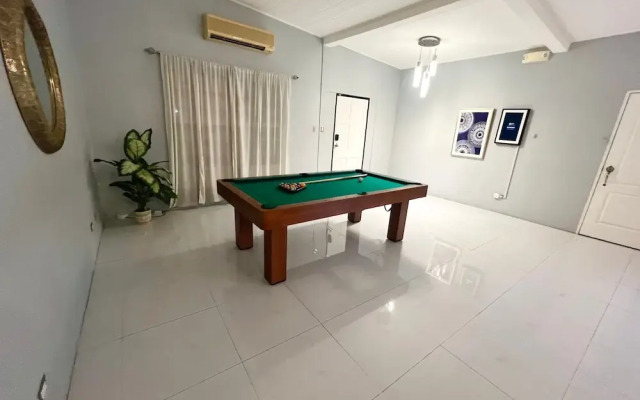 Pool and Jacuzzi Vacation Home