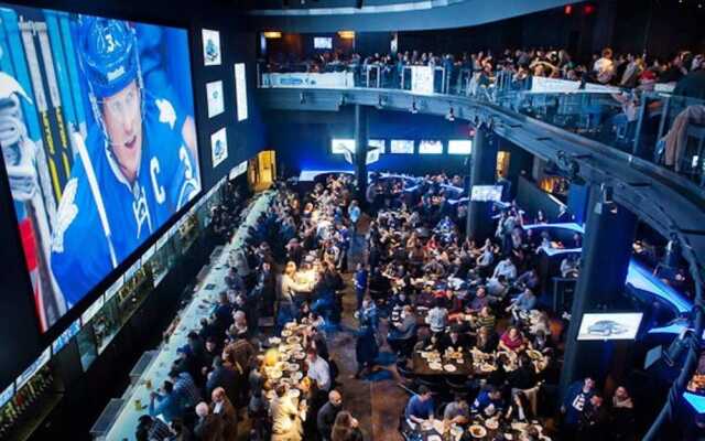 Couples Retreat @downtown With Lakeshore View