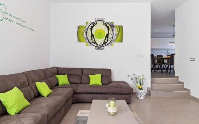 Serene Holiday Home in Novigrad with Private Pool