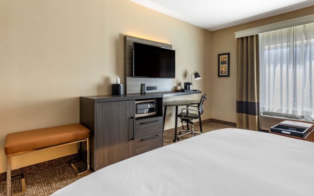Comfort Inn & Suites North Dallas - Addison
