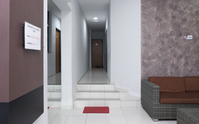 Super OYO 89930 Golden Guest House