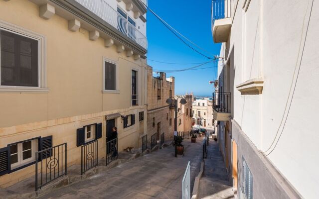 Yellow Pearl Apartments