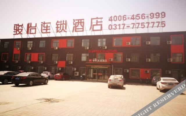 Xinjin Hotel (Cangzhou Qiantong Avenue Yanbai Shopping Plaza)