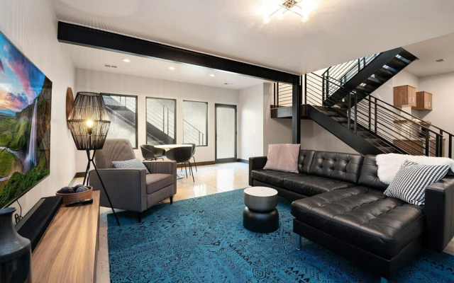 Relaxing in Paradise w Private Roof Top Deck!!