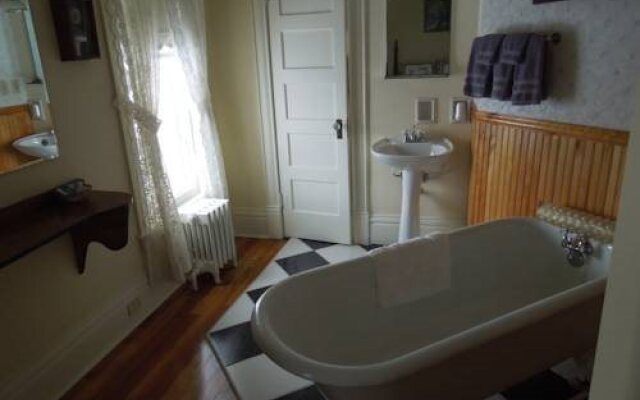 Historic Mansion House Inn