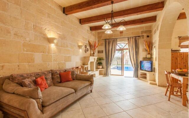 Centre Island Gozitan Farmhouse & Pool