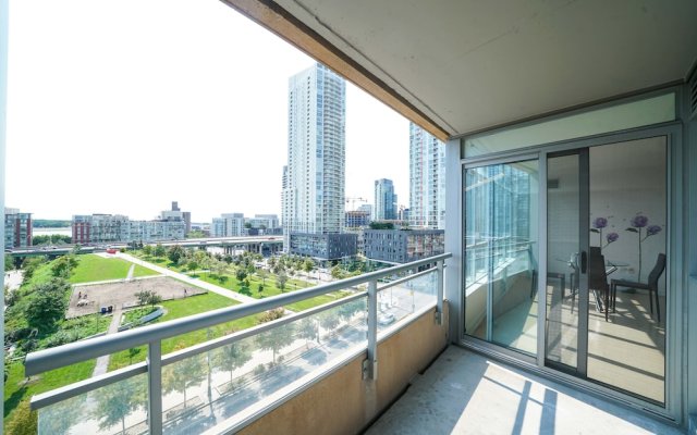 Spacious 2 Br condo by CN Tower