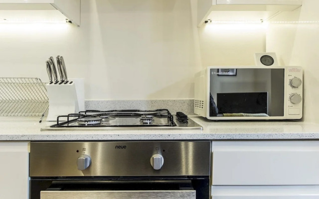 Luxurious Renovated Ealing Victorian Flat for 3