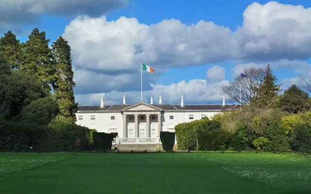 Central Dublin 2-bed Apartment -sleeps 5 & Parking